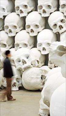 국립현대미술관 서울관에 설치된 론 뮤익 ‘매스’ 전경.  /국립현대미술관 제공