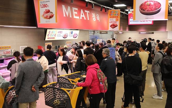17일 문을 연 이마트 푸드마켓 고덕점의 정육코너가 방문객들로 붐비고 있다. / 사진=이마트 제공