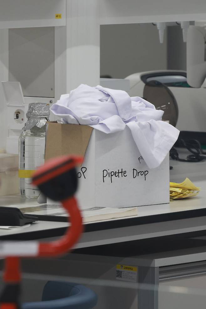 정부가 2026학년도 의대 모집인원을 증원 이전 규모인 3058명으로 확정한 17일 서울 시내 한 의과대학 실습실.  /연합뉴스