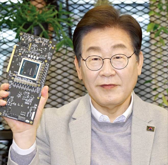 이재명 전 더불어민주당 대표가 14일 반도체 설계 전문 스타트업인 퓨리오사AI 본사에서 ‘퓨리오사AI 신경망처리장치(NPU) 칩’을 들어 보이고 있다.   /강은구 기자