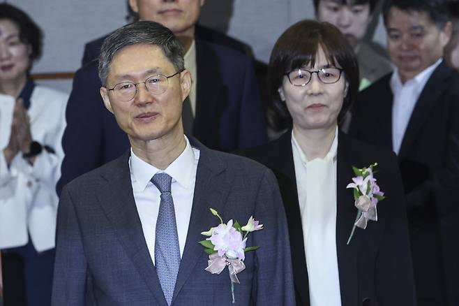 18일 서울 종로구 헌법재판소에서 열린 퇴임식에 문형배 헌법재판소장 권한대행(왼쪽)과 이미선 헌법재판관이 들어서고 있다.