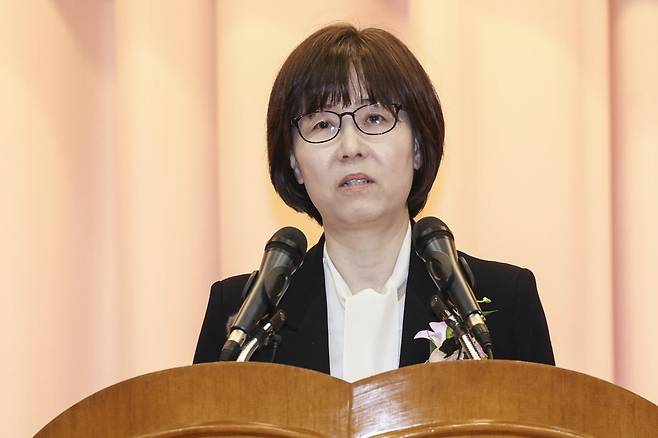 이미선 헌법재판관이 18일 서울 종로구 헌법재판소에서 열린 퇴임식에서 퇴임사를 하고 있다.