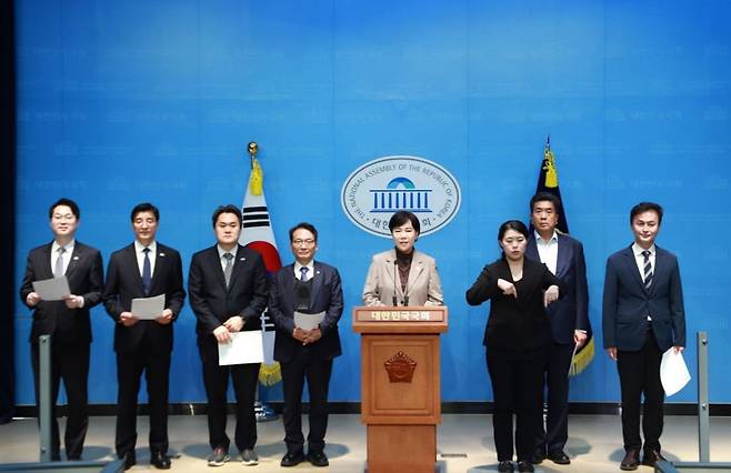 전현희 더불어민주당 정치테러대책위원장과 위원들이 18일 서울 여의도 국회 소통관에서 당 대선후보들에 대한 테러 예비·음모 우려 및 신변보호 강화를 촉구하는 기자회견을 하고 있다. / 사진=민주당 테러대책위원회