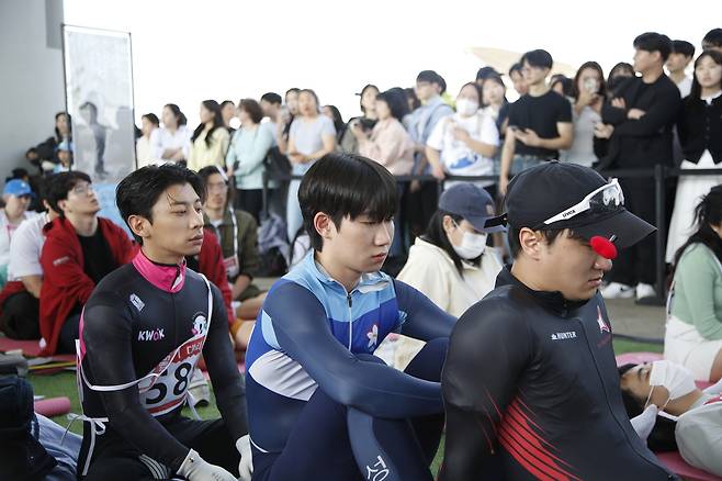 지난해 개최된 한강멍때리기 대회에 참가자들이 멍을 때리고 있는 모습. 서울시 제공