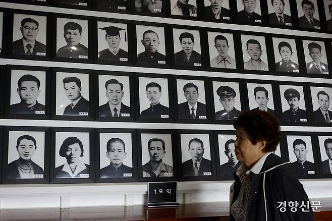 4.19 혁명 65주년을 하루 앞둔 18일 서울 강북구 국립4.19민주묘지에서 한 추모객이 참배하고 있다.  문재원 기자