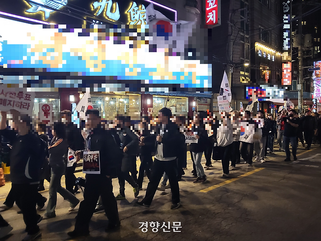 윤석열 전 대통령 지지자들로 구성된 ‘자유대학’이 주최한 ‘사전투표 폐지·부정선거 검증 촉구’ 집회 참가자들이 지난 17일 서울 광진구 양꼬치거리 일대에서 구호를 외치며 행진하고 있다. 김태욱 기자