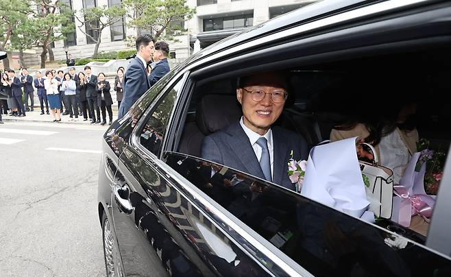 Chief justice Moon Hyung-bae leaves the Constitutional Court after his retirement ceremony in Jongno-gu, Seoul, on Friday. (Yonhap)