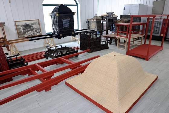 Parts for palanquin spread out on the floor of master craftsman Lee Kang-yeon's workshop in Paju, Gyeonggi, on April 2. [JUN MIN-KYU]