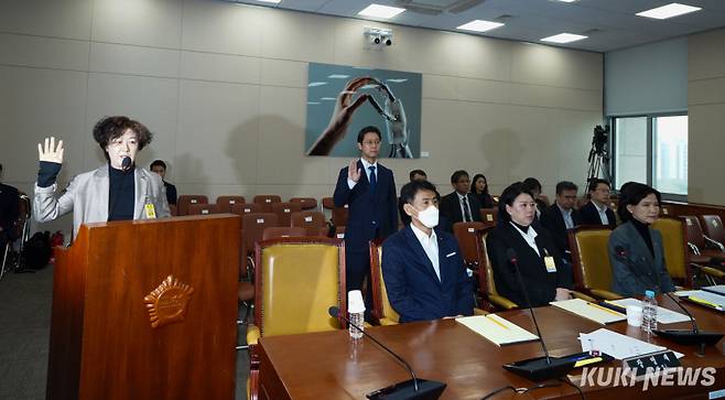 박미나 MBC 경영본부장이 18일 서울 영등포구 국회에서 열린 과학기술정보방송통신위원회 전체회의에서 발언하고 있다.