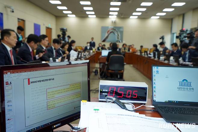 18일 서울 영등포구 국회에서 열린 '고 오요안나 기상캐스터 사망 사건 관련 긴급 현안질의'에서 사건 관련 현장 대화 녹음이 나오고 있다.