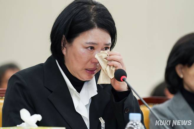 고 오요안나 씨의 어머니인 장연미 씨가 18일 서울 영등포구 국회에서 열린 '고 오요안나 기상캐스터 사망 사건 관련 긴급 현안질의'에서 눈물을 흘리고 있다.