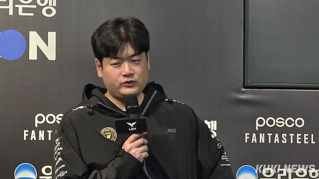 유상욱 BNK 피어엑스 감독이 18일 오후 5시 서울 종로구 롤파크 LCK 아레나에서 열린 ‘2025 LCK’ 정규시즌 1라운드 T1과 경기가 끝난 뒤 취재진과 만나 인터뷰하고 있다. 김영건 기자