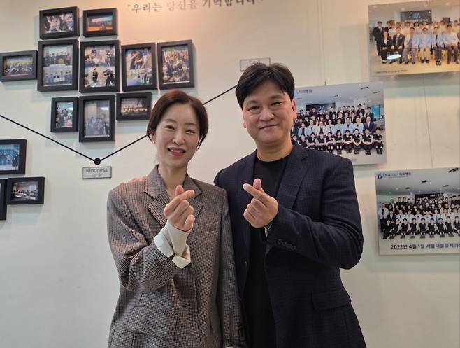 최근 충북 충주시 서울더블유치과병원에서 만난 김형석(48) 이사장과 손효정(42) 병원장 부부가 손으로 하트 모양을 만들고 있다.