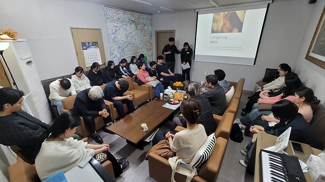 지난 9일 충북 충주시 서울더블유치과병원 회의실에서 진행되는 수요채플의 모습. 서울더블유치과병원 제공