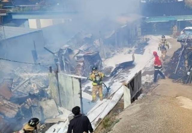 지난 16일 오후 전남 보성군 보성읍 한 주택에서 불이 나 소방관들이 진화하고 있다. 보성경찰서 제공