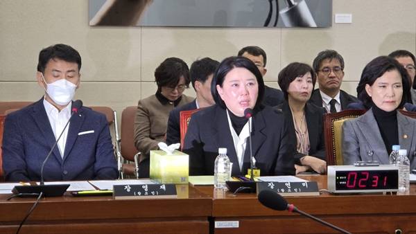 ▲18일 국회 과학기술정보방송통신위원회 전체회의 참고인으로 출석한 오 캐스터의 어머니 장연미씨(가운데)가 발언하고 있다. 사진=미디어오늘 영상 갈무리.