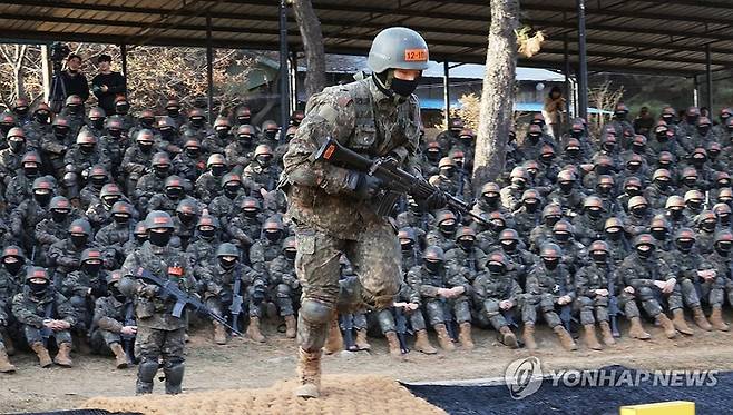 각개전투를 하는 훈련병. [사진=연합뉴스]