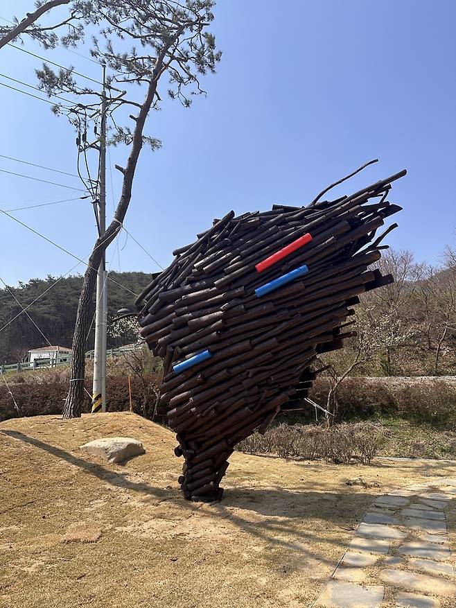 김성수 작가가 곡성 옛 송정역터에 설치한 ‘섬진강x생명의 정원’ <사진=김성수>