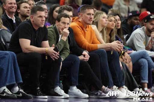 맷 이시비아(왼쪽에서 두 번째) 피닉스 구단주는 실망감을 감추지 않았다. 사진=ⓒAFPBBNews = News1