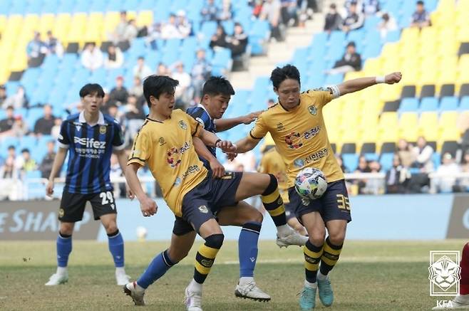 2025시즌 코리아컵 2라운드 춘천시민축구단과의 맞대결에서 인천 유나이티드 데뷔전을 치른 사이조 쇼타(사진 가운데). 사진=대한축구협회