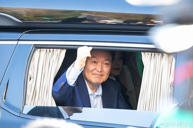 윤석열 전 대통령이 지난 11일 서울 용산구 한남동 대통령 관저를 떠나 서초동 사저로 이동하며 지지자들과 인사를 나누고 있다./사진=뉴시스