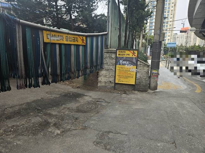 지난 17일 오후 서울 성북구 신웍곡 1구역 성매매 집결지 '미아리 텍사스' 앞으로 차들이 지나가고 있다. 사진 뒷편엔 새로 지어진 아파트 모습이 보인다./사진=박상혁 기자.