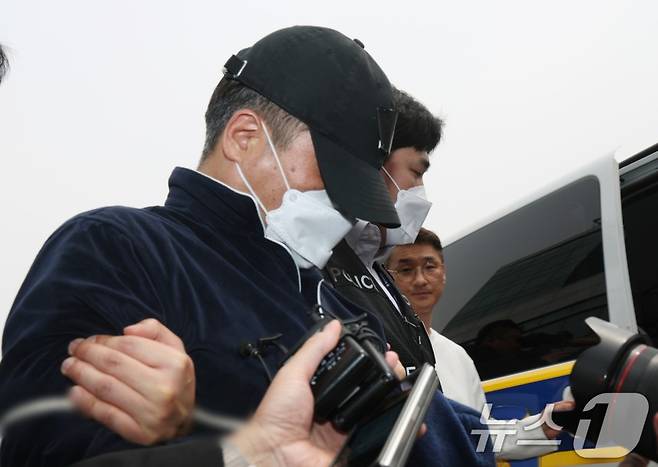 지난 17일 경기 용인시 처인구 용인동부경찰서에서 살인 및 존속살인 혐의를 받는 A 씨가 구속 전 피의자 심문(영장실질심사)를 받기 위해 나오고 있다./사진=뉴스1