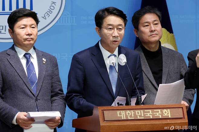 [서울=뉴시스] 조성우 기자 = 김영배(오른쪽부터) 더불어민주당 외교통일위원회 간사와 조정식, 홍기원 더불어민주당 의원이 17일 오전 서울 여의도 국회 소통관에서 도널드 트럼프 미국 대통령 당선인 취임식 참석을 위한 방미 일정 관련 기자회견을 하고 있다. 2025.01.17. xconfind@newsis.com /사진=조성우