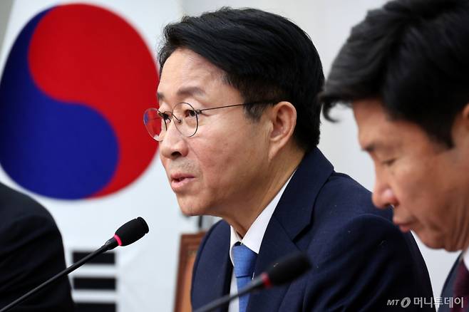 [서울=뉴시스] 조성우 기자 = 조정식(왼쪽) 더불어민주당 의원이 23일 오후 서울 여의도 국회에서 열린 도널드 트럼프 미국 대통령 취임식 방미의원단 기자간담회에서 발언하고 있다. 오른쪽은 홍기원 의원. 2025.01.23. xconfind@newsis.com /사진=조성우