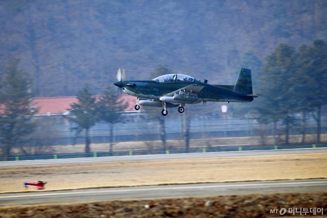 공군 제8전투비행단 KA-1 공중통제공격기가 지난 1월21일 원주기지 활주로에서 이륙하고 있다. / 사진=공군