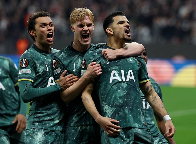토트넘 홋스퍼가 아인트라흐트 프랑크푸르트를 꺾고 유럽축구연맹 유로파리그 4강에 진출했다. 사진은 18일(한국시각) 독일 프랑크푸르트 도이체방크 파크에서 열린 2024-25시즌 유럽축구연맹(UEFA) 유로파리그(UEL) 8강 2차전 아인트라흐트 프랑크푸르트와 토트넘 홋스퍼의 경기에서 결승골을 터트린 도미닉 솔란케(오른쪽)와 이를 축하하는 브레넌 존슨(왼쪽) 루카스 베리발의 모습. /사진=로이터