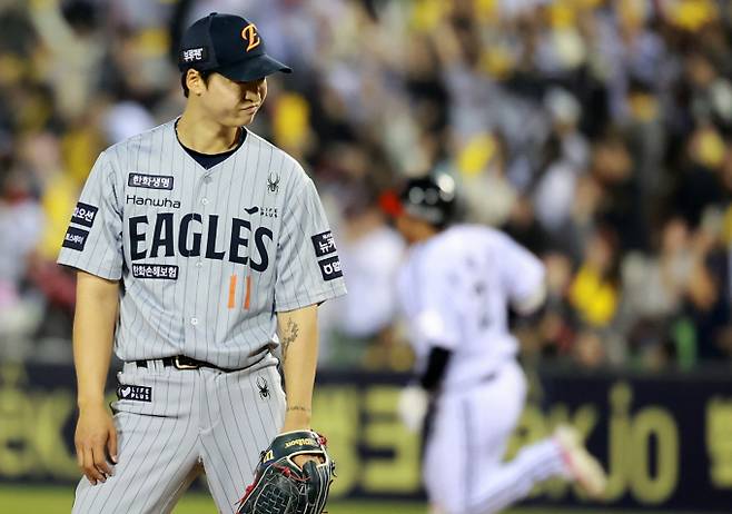 4연승을 달린 한화 이글스가 엄상백을 필두로 5연승에 도전한다. 사진은 2025시즌 한화 이글스에서 활약 중인 엄상백의 모습. /사진=뉴스1