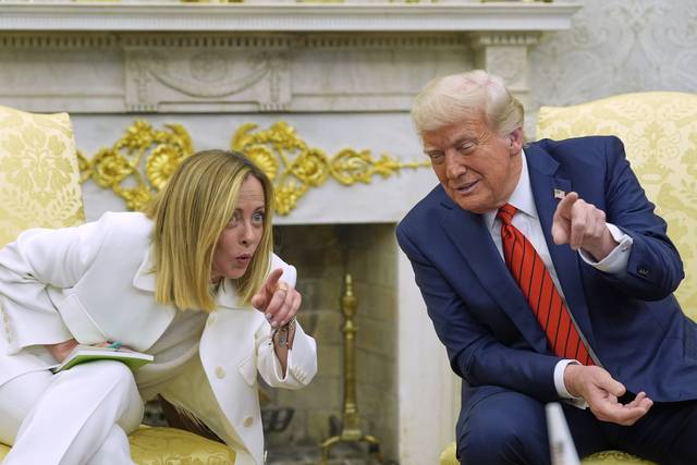 트럼프·멜로니 뭘 가리키나… 17일 도널드 트럼프(오른쪽) 미국 대통령과 조르자 멜로니 이탈리아 총리가 워싱턴DC 백악관 집무실에서 정상회담 전 열린 기자회견에서 질문할 기자를 지목하고 있다. 이날 트럼프 대통령은 관세와 관련해 “많은 국가가 우리와 협상을 하고 싶어 한다”고 말했다. AP 연합뉴스