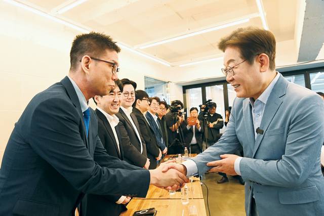 K-콘텐츠 간담회 찾은 이재명 이재명(오른쪽) 더불어민주당 대통령 선거 경선 후보가 18일 오전 대구 북구 대현동 협동조합 소이랩에서 열린 콘텐츠산업진흥간담회에서 최승현 넷플릭스 총괄이사와 악수하고 있다.  곽성호 기자