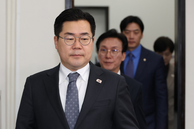 박찬대 더불어민주당 대표 직무대행 겸 원내대표가 18일 오전 서울 여의도 국회에서 열린 최고위원회의에 참석하고 있다. 박윤슬 기자