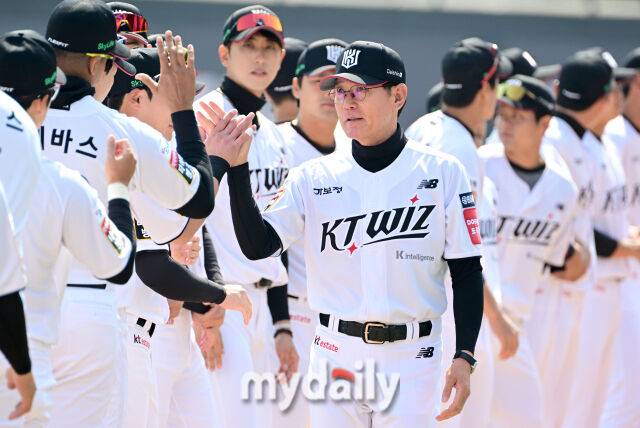 2025년 3월 22일 오후 경기도 수원KT위즈파크에서 '2025 신한 SOL뱅크 KBO 리그' 한화 이글스와 KT 위즈의 경기.KT 이강철 감독이 개막 행사에 참석하며 하이파이브를 하고 있다./마이데일리