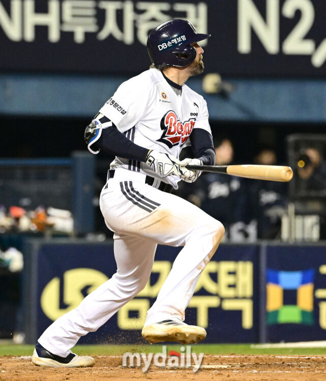 2025년 4월 10일 오후 서울 잠실구장에서 진행된 '2025 신한 SOL뱅크 KBO 리그' 한화 이글스와 두산 베어스의 경기. 두산 케이브가 4회말 선두타자 2루타를 치고 있다./마이데일리