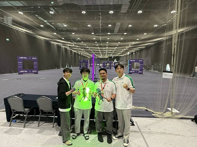 드론 챔피언쉽에서 3위를 차지한 KAIST팀. 박성준(왼쪽부터) 석사과정, 한동훈 박사과정,마울라나 아자리 박사과정,유제인 석사과정.[KAIST 제공]