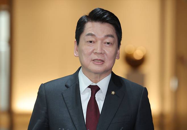 오세훈 서울시장과 오찬 회동을 마친 국민의힘 안철수 의원이 16일 서울시청 시장실에서 나와 취재진 질문에 답하고 있다. [연합]