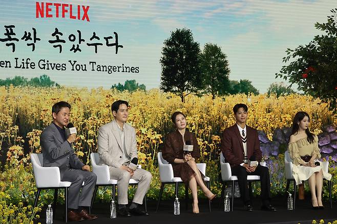 김원석 감독이 지난달 5일 서울 여의도 콘래드호텔에서 열린 넷플릭스 ‘폭싹 속았수다’ 제작발표회에서 인사말을 하고 있다. [연합]