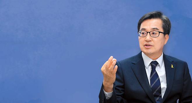 더불어민주당 대통령 후보 경선에 나선 김동연 경기도지사가 16일 서울 여의도 대선캠프 사무실에서 헤럴드경제와 인터뷰하고 있다. “유일 충청 후보로서 큰 자부심을 가지고 있다”는 김 지사는 “1998년 외환위기, 2008년 금융위기, 2017년 탄핵 후 경제재건까지, 지금의 경제위기를 해결한 경험과 노하우가 있다. 또 글로벌 경제외교를 직접 경험하고 주도한 유일한 현역 정치인”이라고 자평했다.  이상섭 기자