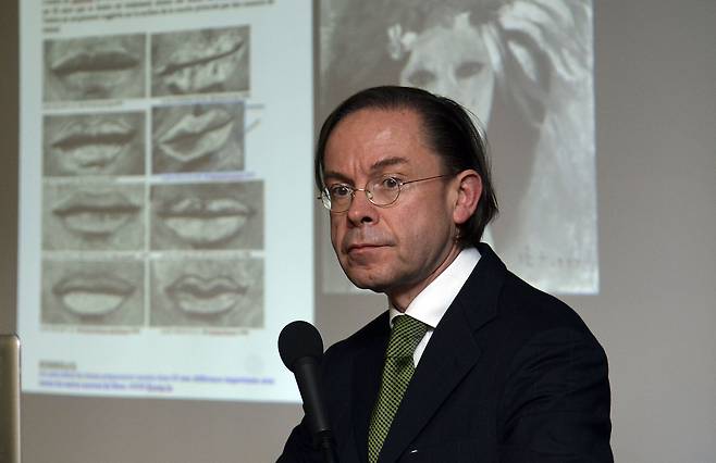 27일 오후 프레스센터에서 프랑스 뤼미에르 감정단이 한국 검찰의 미인도 진품 판정을 반박하는 기자회견을 열었다. 뤼미에르는 기자회견에서 검찰이 적외선과 X선 검사 이외에 이렇다할 과학 검증을 한 것이 없고 주관적인 요소에 의존한 안목감정에 치중해 진품 판정을 했다고 주장했다. 또 뤼미에르가 심층적인 단층분석을 하지 않았다는 검찰발표는 허위이며, 뤼미에르의 계산식을 검찰이 직접 대입해보았더니 전혀 다른 결과가 나왔다는 주장 역시 비과학적이라고 반박했다. 2016.12.27