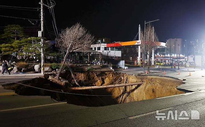 [서울=뉴시스] 김근수 기자 = 24일 서울 강동구 명일동 한 도로에 발생한 대형 싱크홀이 보이고 있다. 2025.03.24. ks@newsis.com