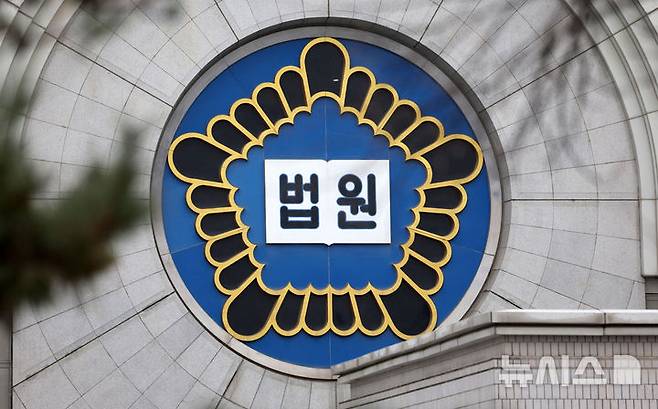 [서울=뉴시스] 고(故) 천경자 화백의 '미인도' 위작 논란을 수사한 검찰이 해당 작품이 위작인데도 진품이라고 공표했다고 주장하며 유족이 소송을 냈으나 1심에 이어 2심에서도 패소했다. (사진=뉴시스DB) 2025.04.18.