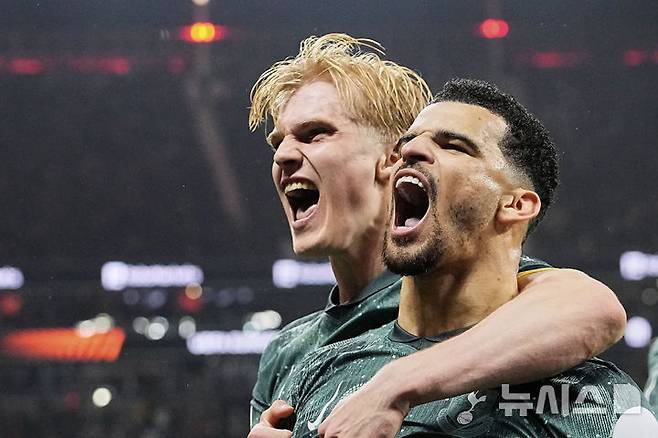 [프랑크푸르트=AP/뉴시스] 토트넘 홋스퍼(영국)의 도미닉 솔란케(오른쪽)가 17일(현지 시간) 독일 프랑크푸르트의 도이체방크 파크에서 열린 2024-25 유럽축구연맹(UEFA) 유로파리그(UEL) 8강 2차전 아인라흐트 프랑크푸르트와 경기 전반 43분 페널티킥(PK)으로 선제 결승 골을 넣고 환호하고 있다. 손흥민이 부상으로 빠진 토트넘이 1-0으로 승리해 1,2차전 합계 2-1로 UEL 4강에 진출했다. 2025.04.18.