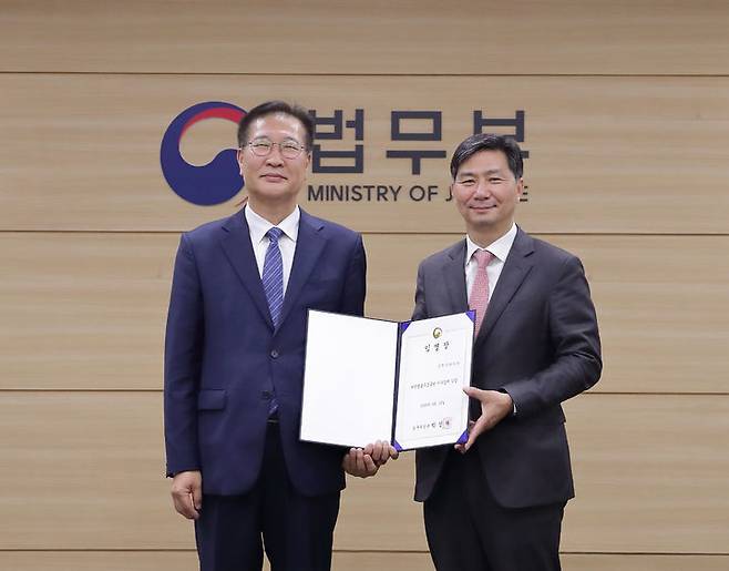 [서울=뉴시스] 법무부는 18일 대한법률구조공단의 제16대 이사장으로 김영진 변호사(사법연수원 21기)를 임명했다고 밝혔다. (사진=법무부 제공) 2025.04.18. *재판매 및 DB 금지