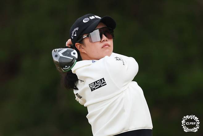 [서울=뉴시스] 마다솜이 18일 경남 김해시 가야 컨트리클럽(파72)에서 열린 한국여자프로골프(KLPGA) 투어 넥센·세인트나인 마스터즈 2025 1라운드 11번 홀에서 티샷을 하고 있다. (사진=KLPGA 제공) 2025.04.18. *재판매 및 DB 금지