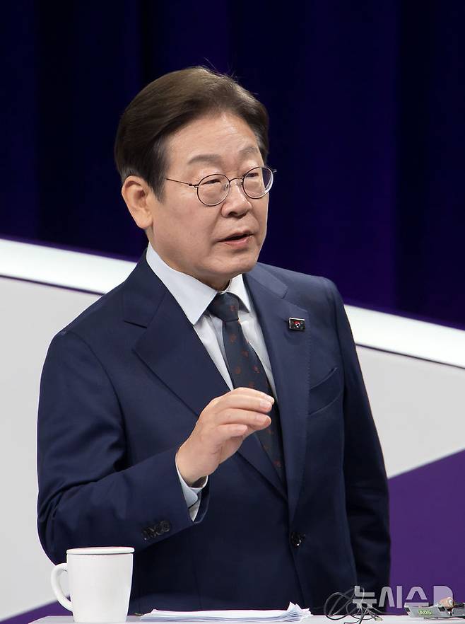 [서울=뉴시스] 국회사진기자단 = 이재명 제21대 대통령 선거 더불어민주당 경선 후보가 18일 서울 마포구 상암동 MBC에서 첫 TV토론회 준비를 하고 있다. 2025.04.18. photo@newsis.com