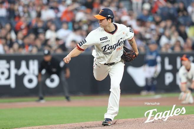 [서울=뉴시스] 프로야구 한화 이글스 엄상백이 18일 대전 한화생명볼파크에서 열린 2025 신한 쏠뱅크 KBO리그 NC 다이노스와의 경기에 선발 등판해 공을 던지고 있다. (사진=한화 이글스 제공) 2025.04.18.  *재판매 및 DB 금지