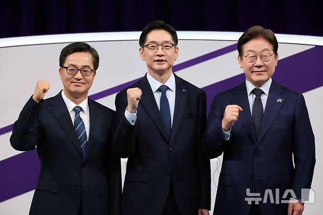 [서울=뉴시스] 국회사진기자단 = 더불어민주당 제21대 대통령 선거 경선 후보인 이재명(오른쪽부터), 김경수, 김동연 후보가 18일 서울 마포구 상암동 MBC에서 첫 TV토론회에 앞서 기념촬영 하고 있다. 2025.04.18. photo@newsis.com